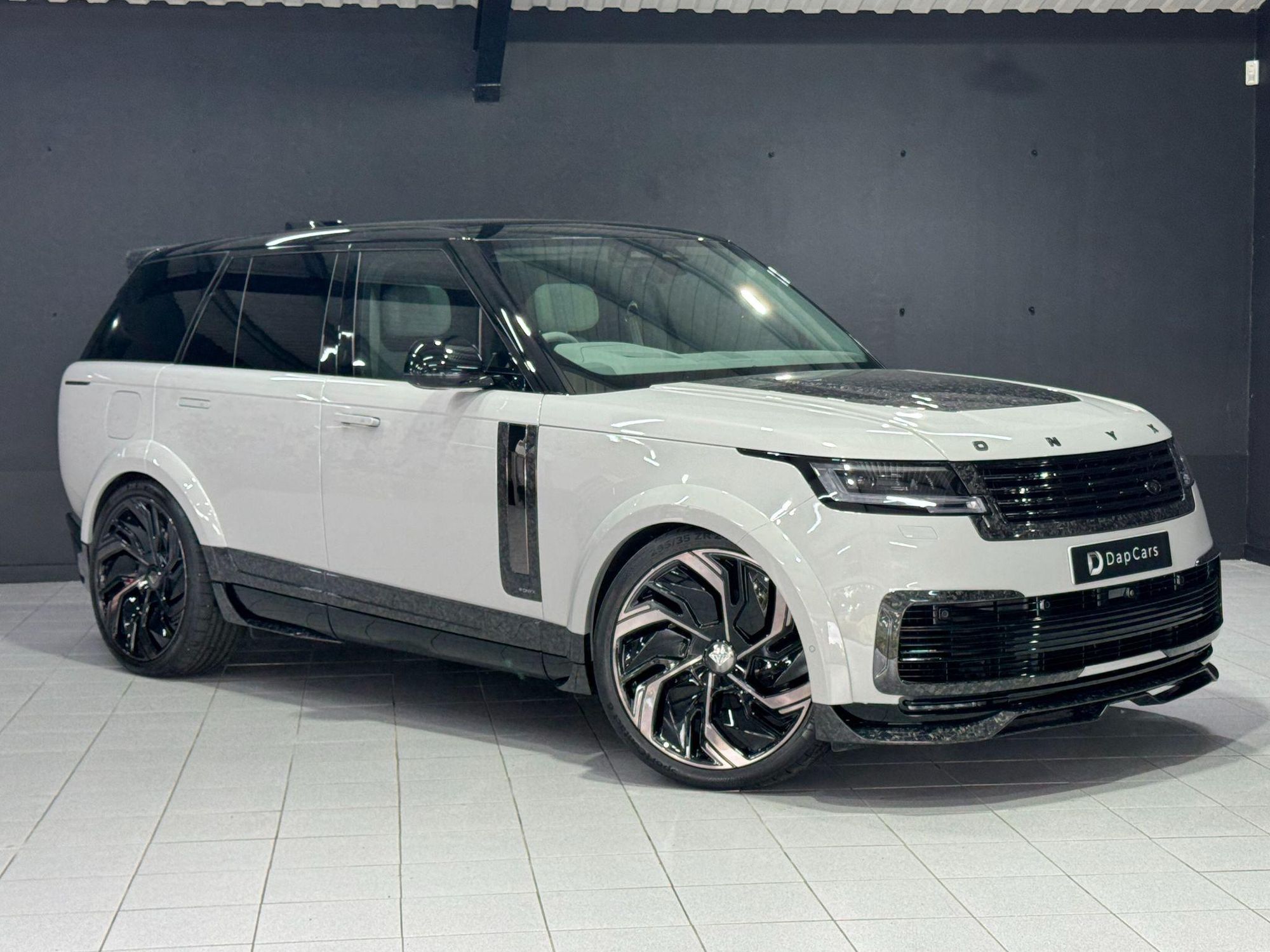 LAND ROVER RANGE ROVER ESTATE 4.4 P615 V8 SV 4dr Auto for sale UK - Slide 6