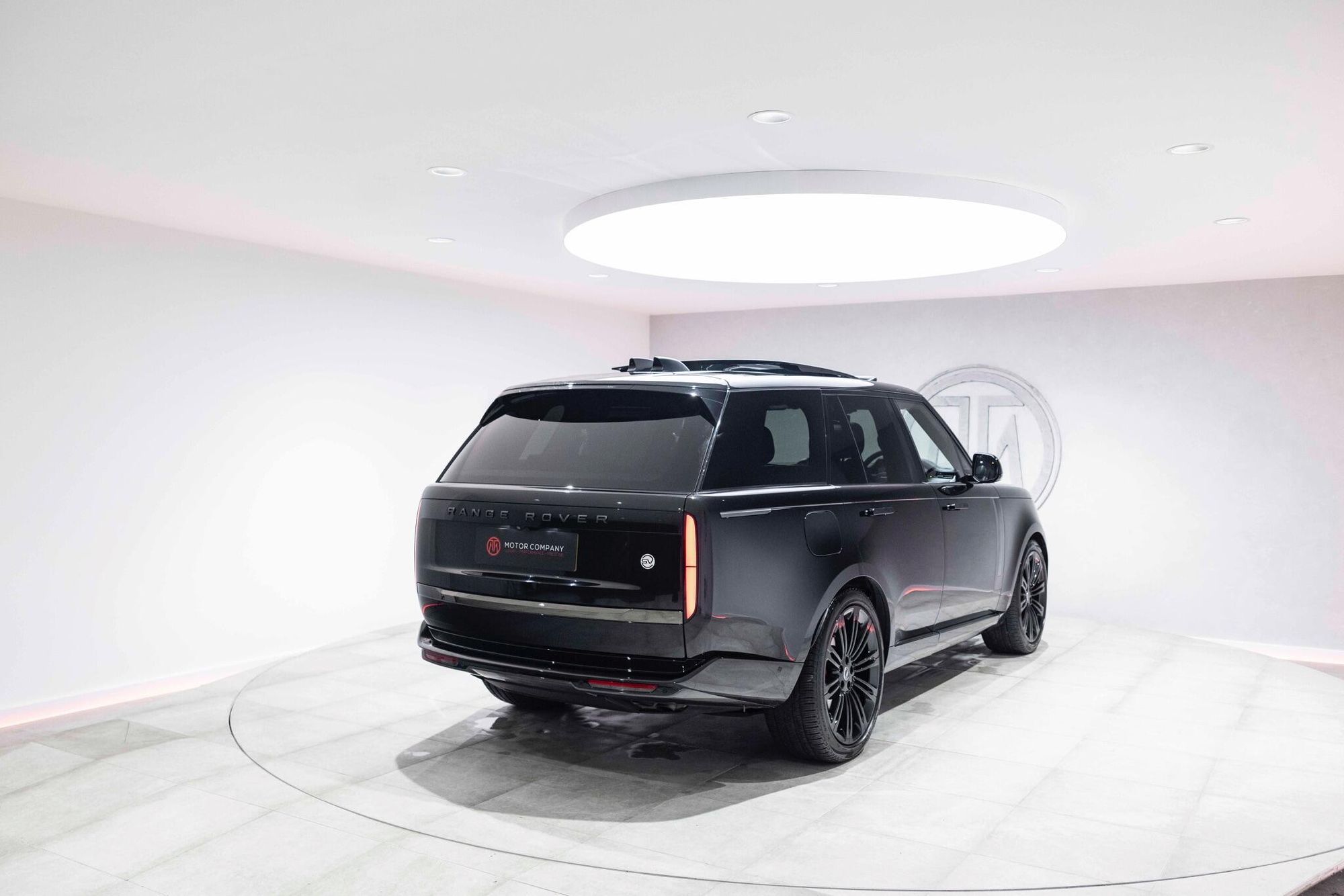 LAND ROVER RANGE ROVER ESTATE 4.4 P615 V8 SV 4dr Auto for sale UK - Slide 8