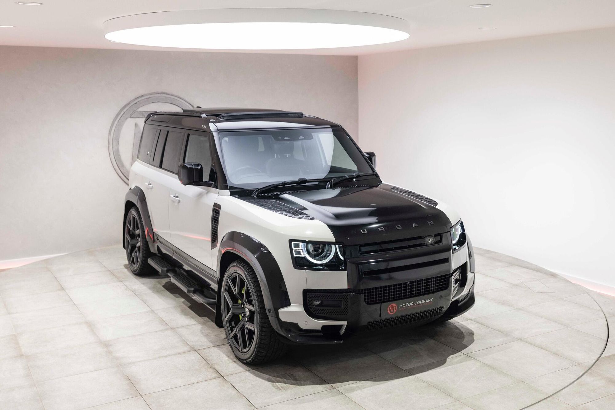 LAND ROVER DEFENDER DIESEL ESTATE 3.0 D250 X-Dynamic HSE 110 5dr Auto for sale UK - Slide 5