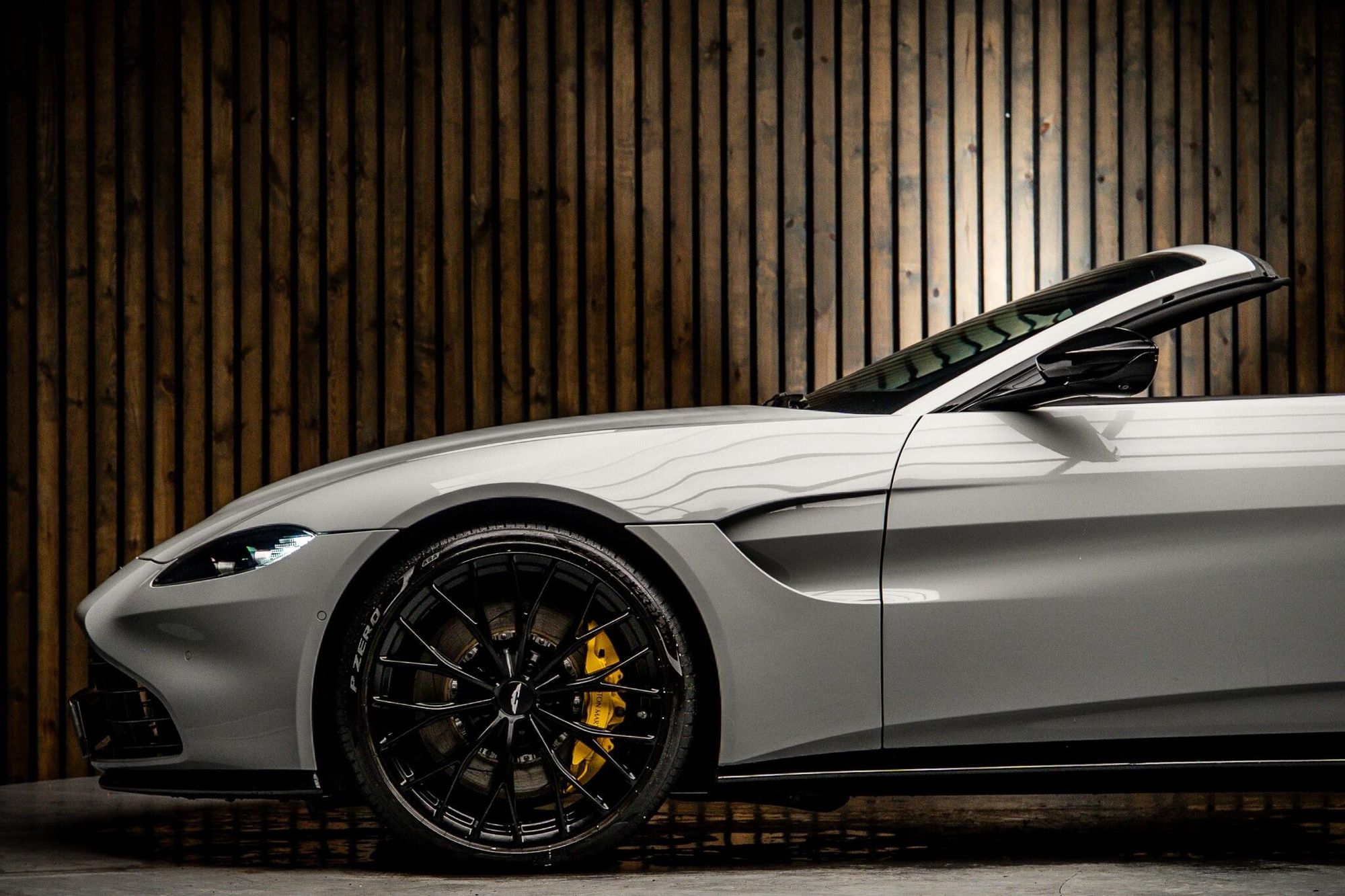 ASTON MARTIN VANTAGE V8 ROADSTER 2dr ZF 8 Speed Auto for sale UK - Slide 9