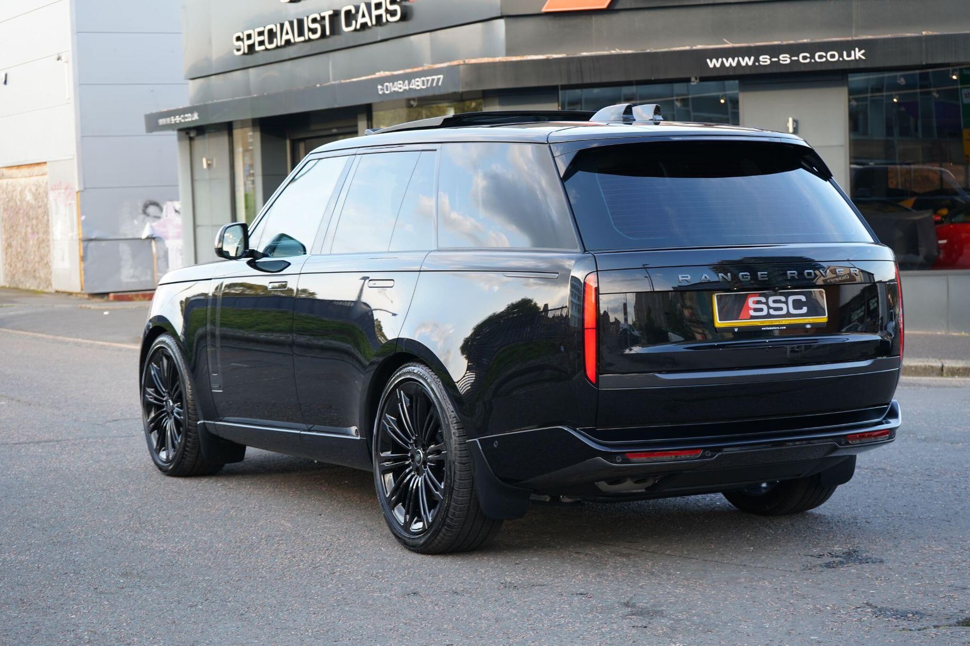 LAND ROVER RANGE ROVER DIESEL ESTATE 3.0 D350 Autobiography 4dr Auto for sale UK - Slide 2