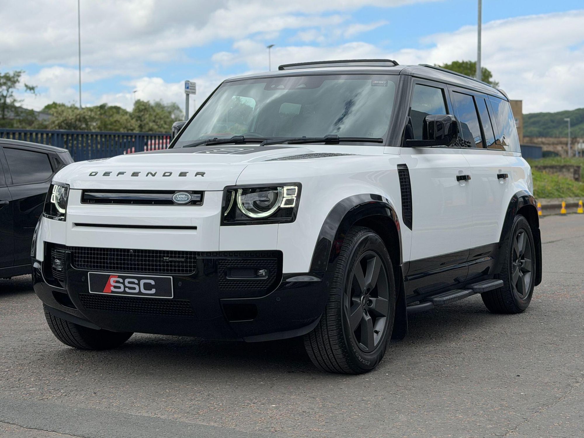 LAND ROVER DEFENDER DIESEL ESTATE 3.0 D250 X-Dynamic HSE 110 5dr Auto for sale UK - Slide 7