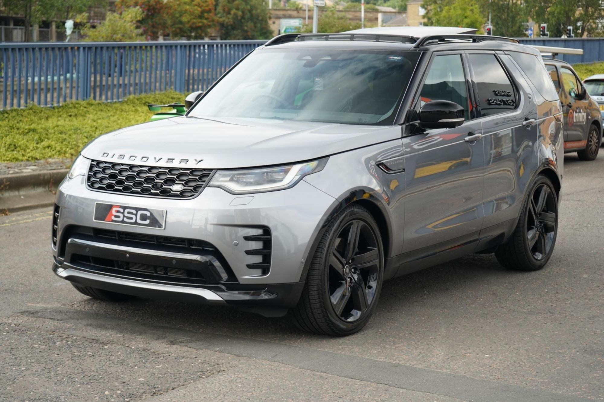 LAND ROVER DISCOVERY DIESEL SW 3.0 D350 Dynamic HSE 5dr Auto for sale UK - Slide 7