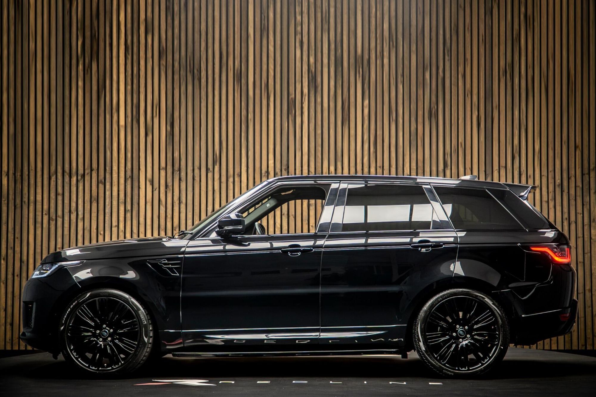 LAND ROVER RANGE ROVER SPORT DIESEL ESTATE 3.0 D300 HSE Dynamic Black 5dr Auto for sale UK - Slide 7