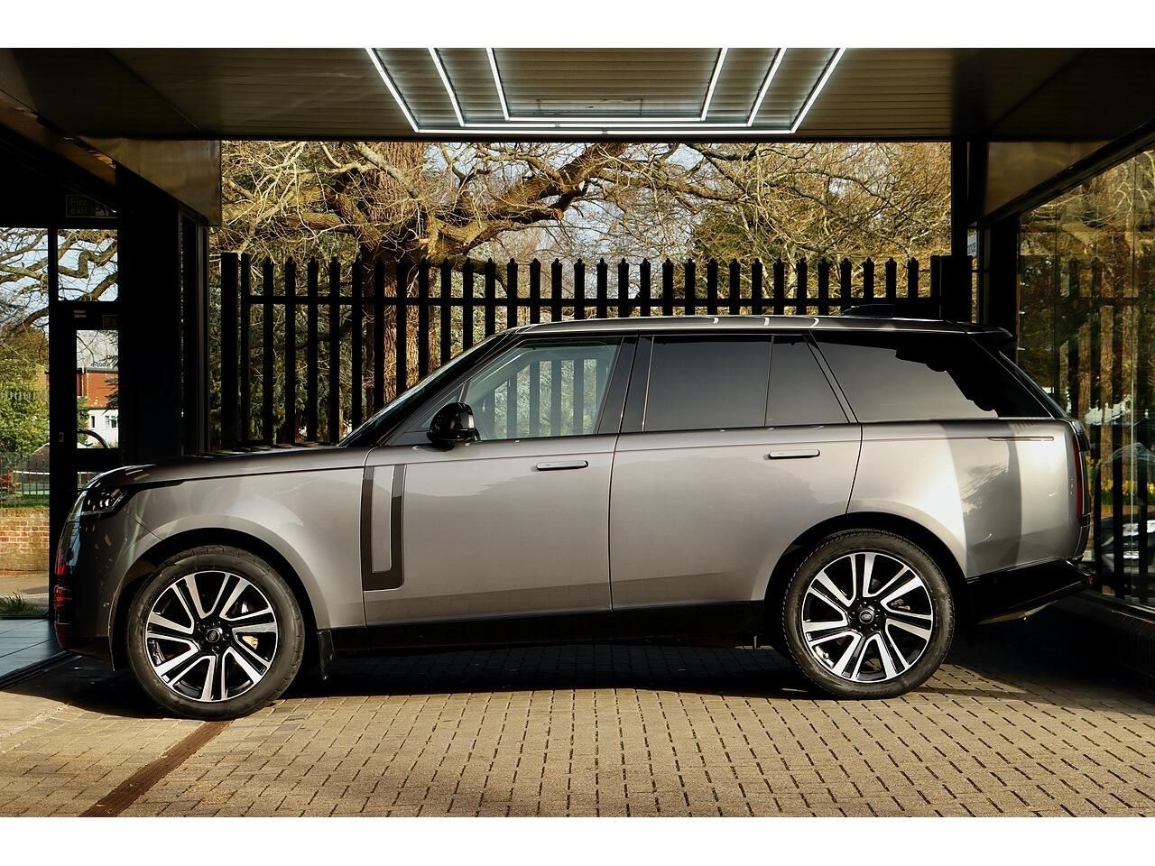 Land Rover Range Rover 3.0 D350 mHEV SE Diesel 5 Door Auto for sale UK - Slide 6