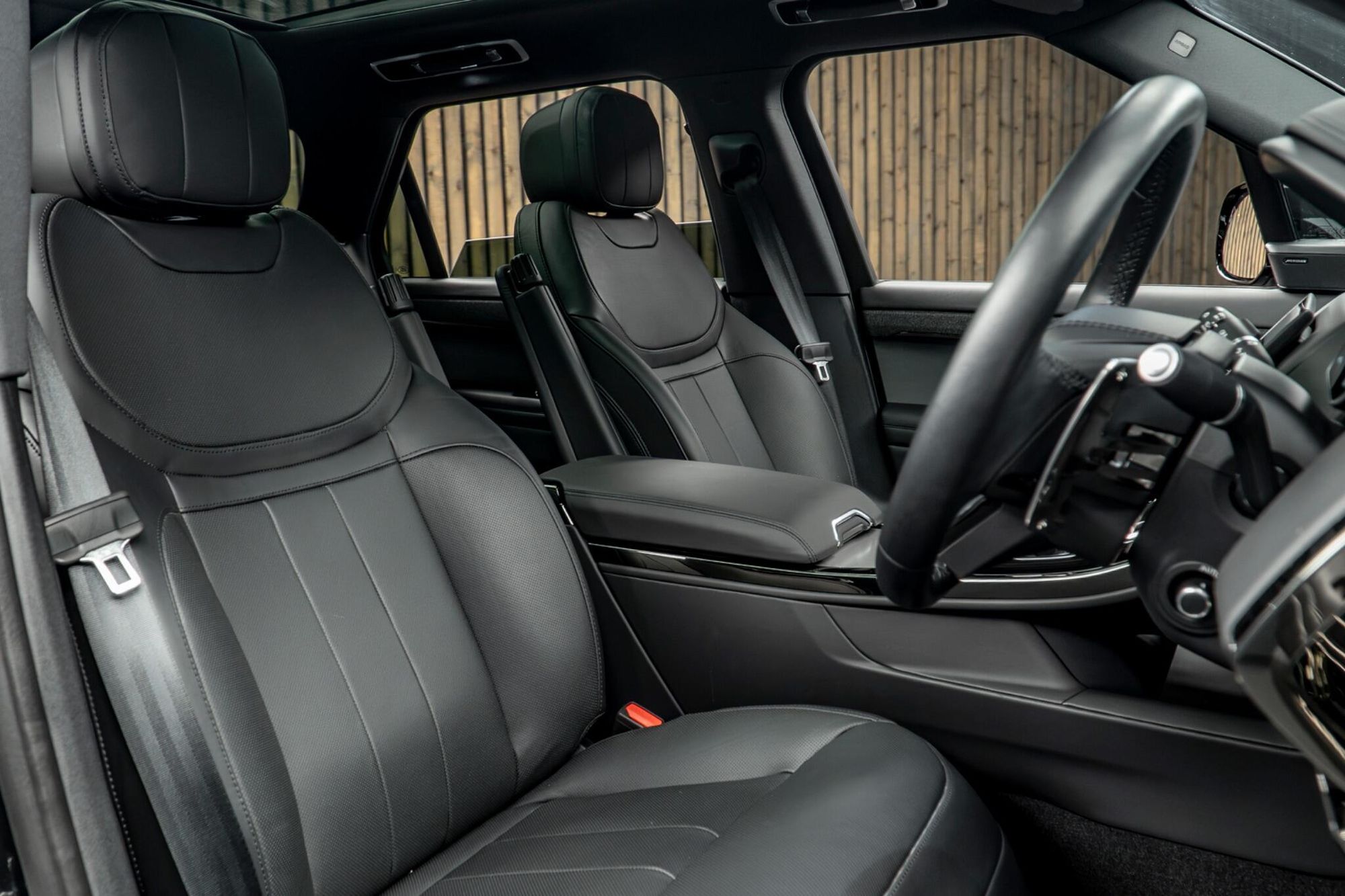 LAND ROVER RANGE ROVER SPORT DIESEL ESTATE 3.0 D300 Dynamic SE 5dr Auto for sale UK - Slide 2