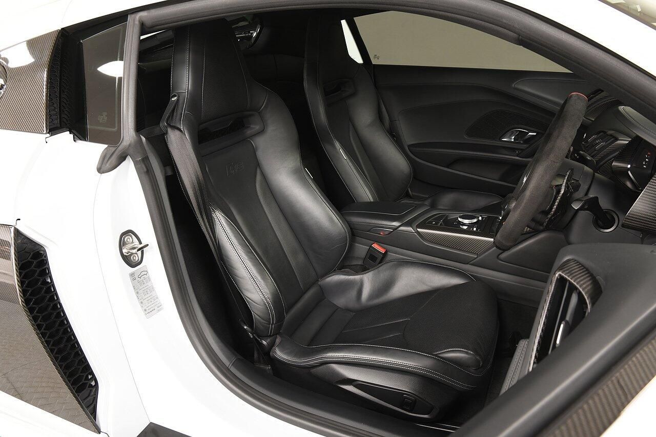 AUDI R8 COUPE 5.2 FSI V10 Plus Quattro 2dr S Tronic for sale UK - Slide 7