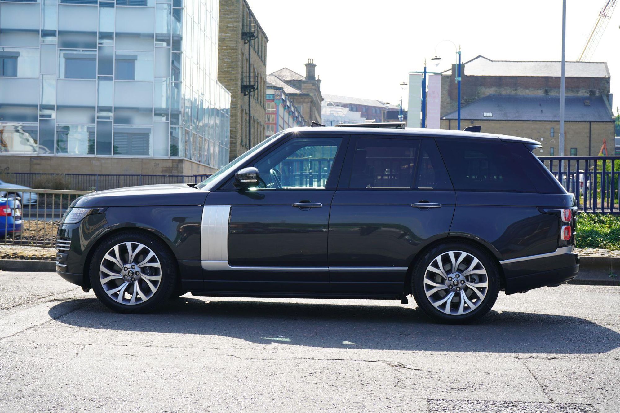 LAND ROVER RANGE ROVER ESTATE 2.0 P400e Autobiography 4dr Auto for sale UK - Slide 8