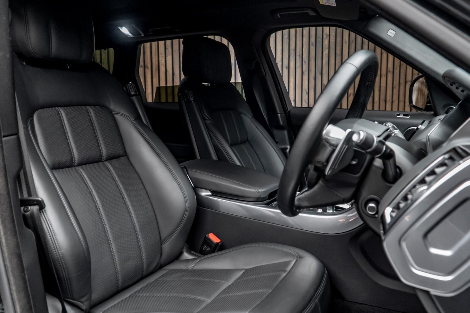 LAND ROVER RANGE ROVER SPORT DIESEL ESTATE 3.0 D300 HSE Dynamic Black 5dr Auto for sale UK - Slide 2