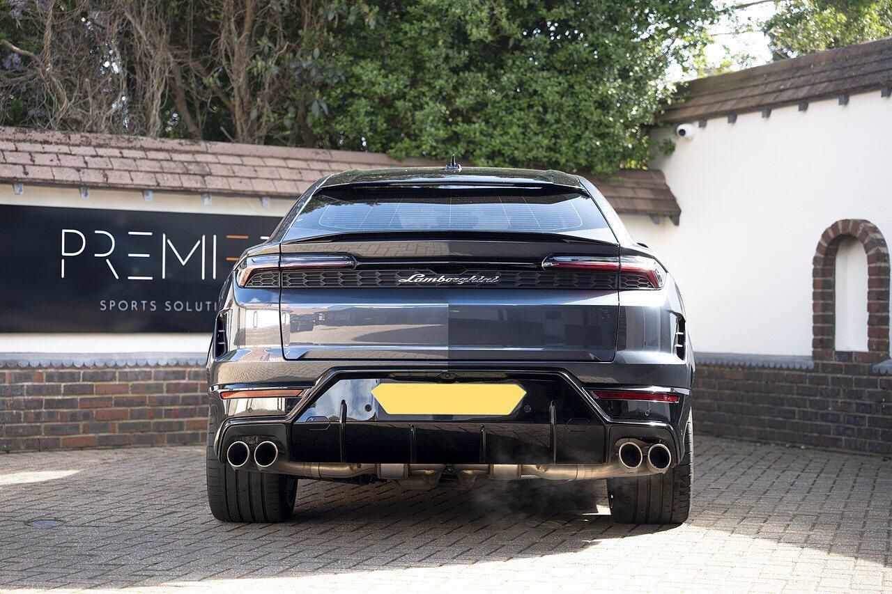 LAMBORGHINI URUS ESTATE 4.0T 25.9kWh Plug-in Hybrid FSI V8 5dr Auto for sale UK - Slide 5