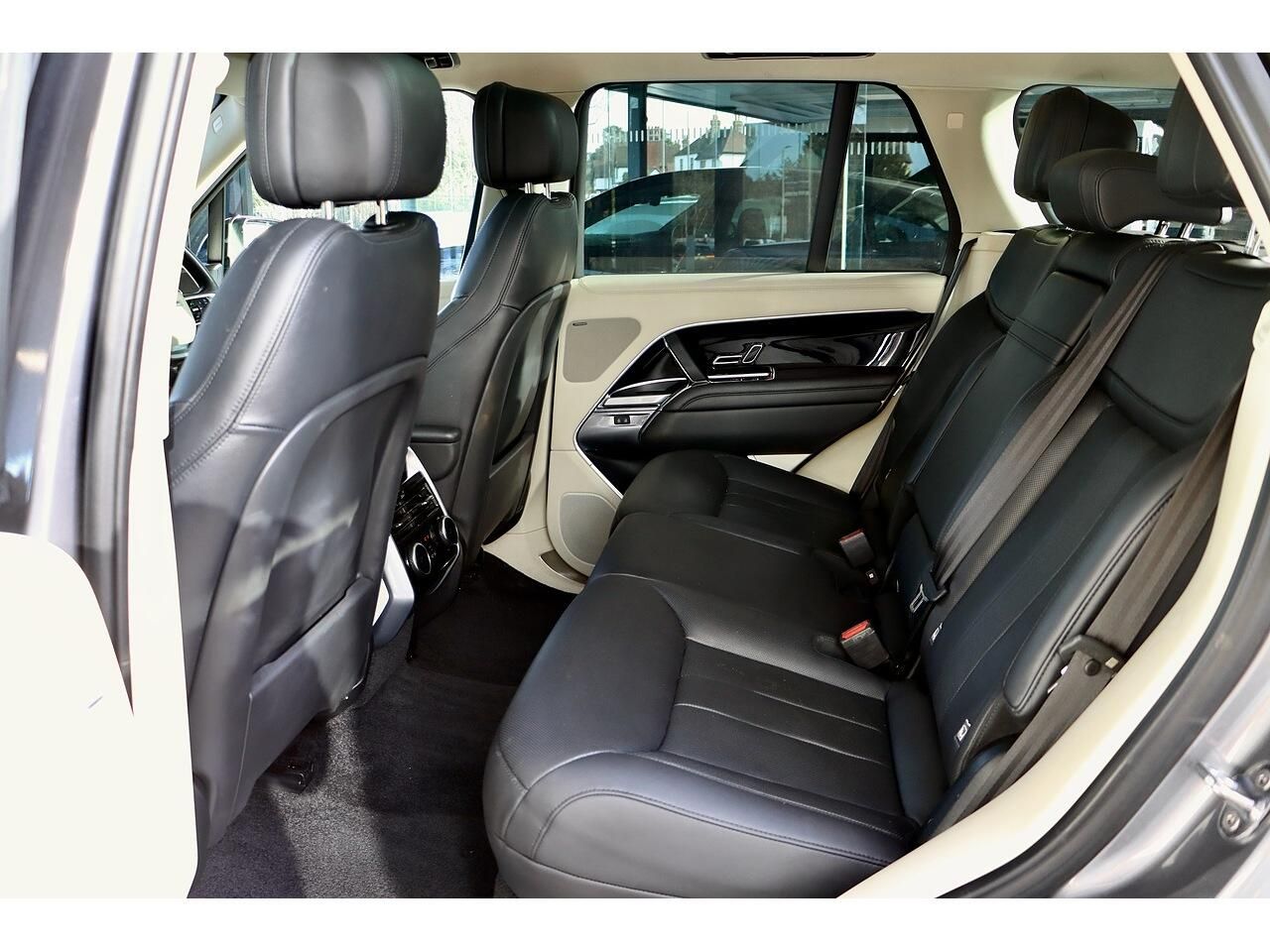 Land Rover Range Rover 3.0 D350 mHEV SE Diesel 5 Door Auto for sale UK - Slide 10