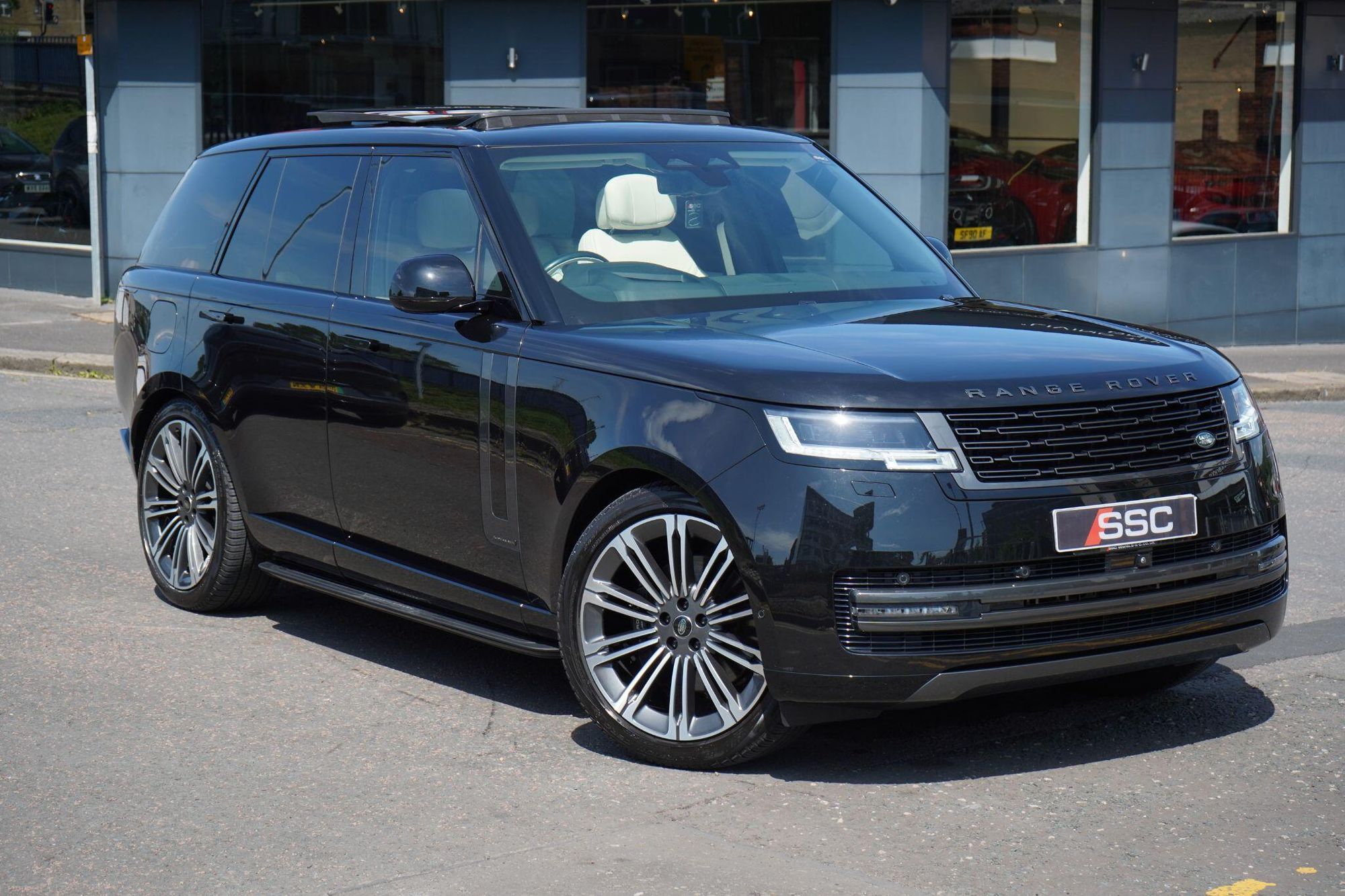 LAND ROVER RANGE ROVER DIESEL ESTATE 3.0 D350 Autobiography 4dr Auto for sale UK - Slide 4