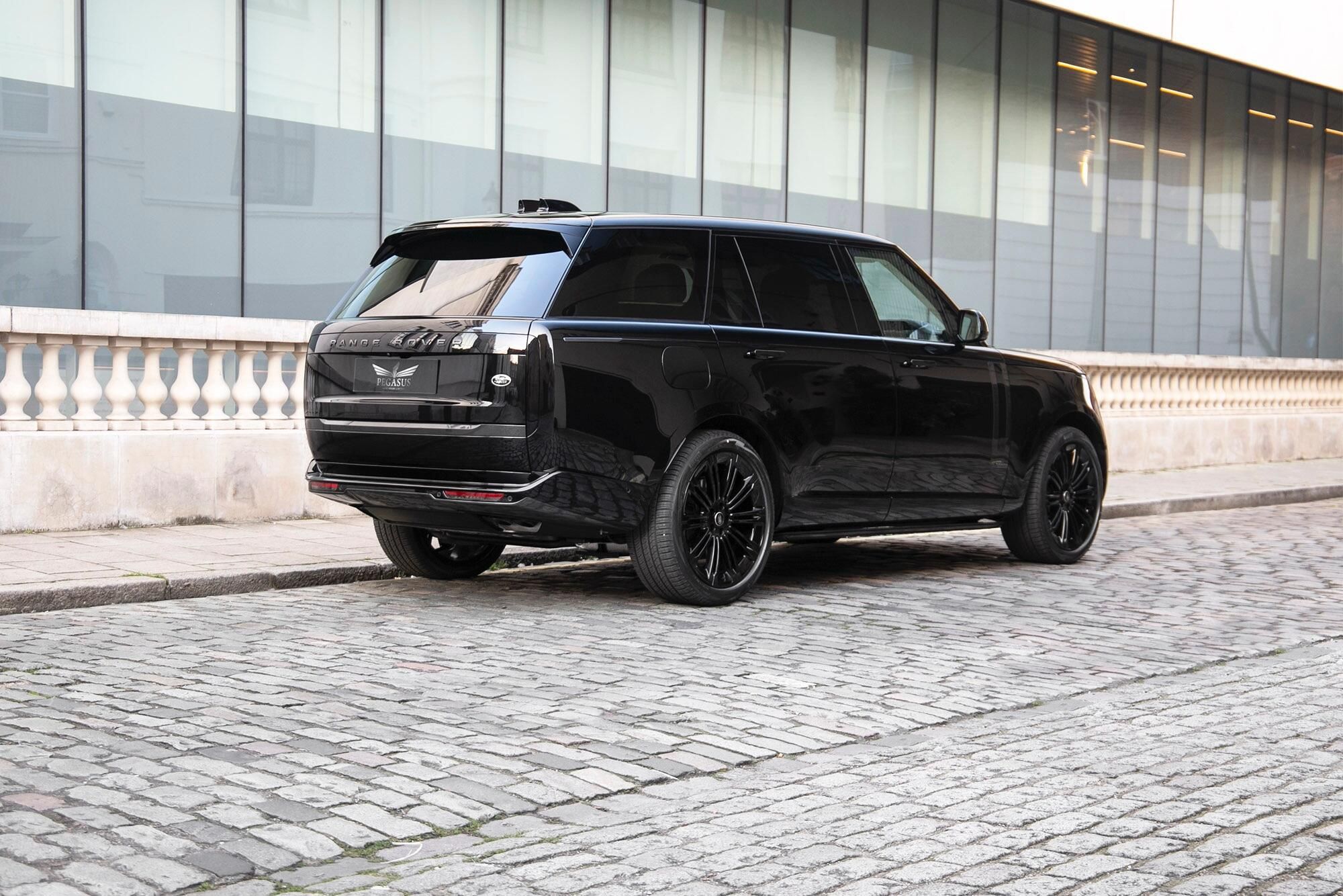 LAND ROVER RANGE ROVER ESTATE 4.4 P530 V8 Autobiography LWB 4dr Auto for sale UK - Slide 4