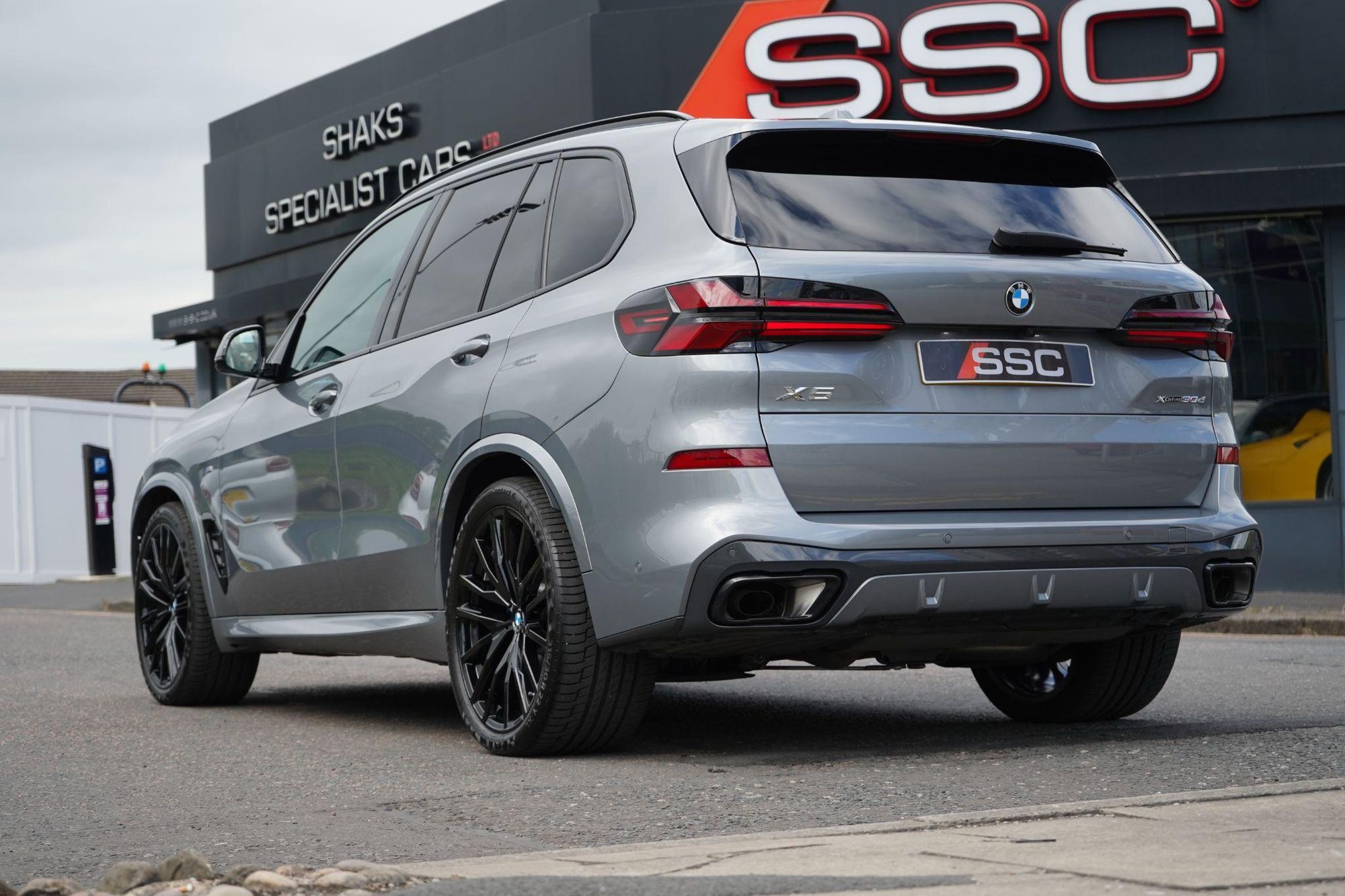 BMW X5 DIESEL ESTATE xDrive30d MHT M Sport 5dr Auto for sale UK - Slide 2