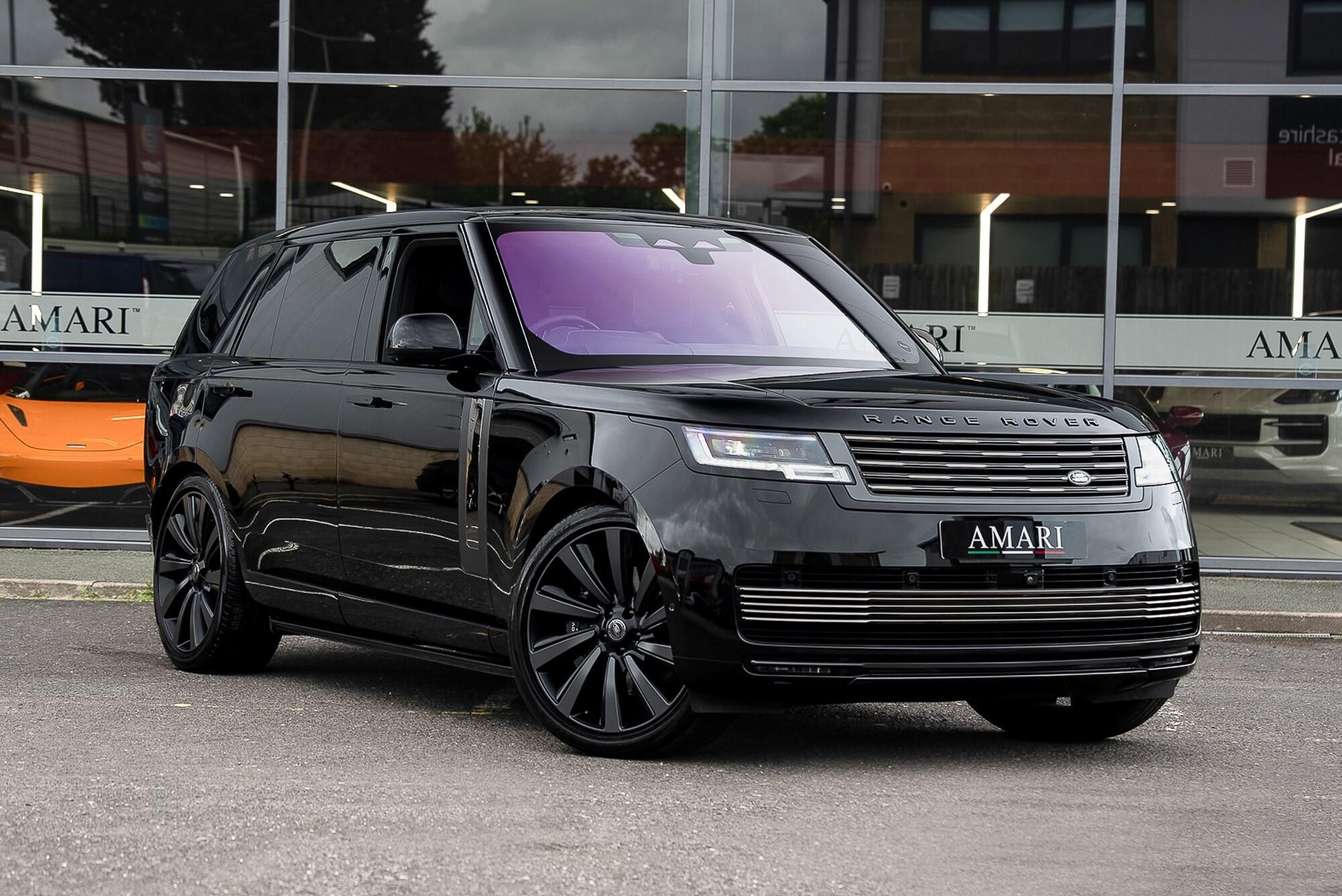 LAND ROVER RANGE ROVER ESTATE 4.4 P530 V8 SV LWB 4dr Auto for sale UK - Slide 3